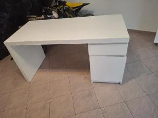 Escritorio blanco con cajón