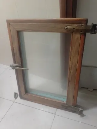 Puerta de nevera antigua de madera