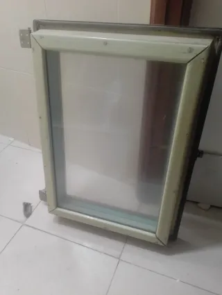 Puerta de nevera antigua de madera