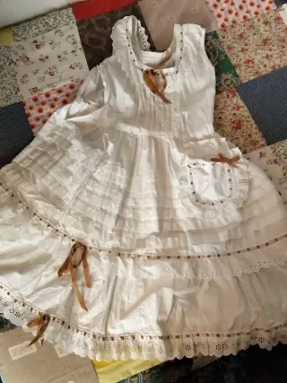 Enagua de niña blanca con volantes