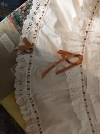 Enagua de niña blanca con volantes