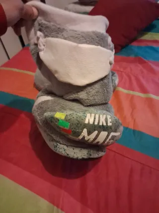 Zapatillas Nike grises y blancas