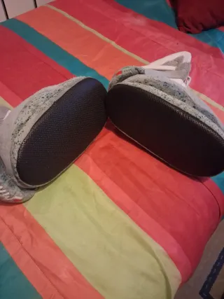 Zapatillas Nike grises y blancas