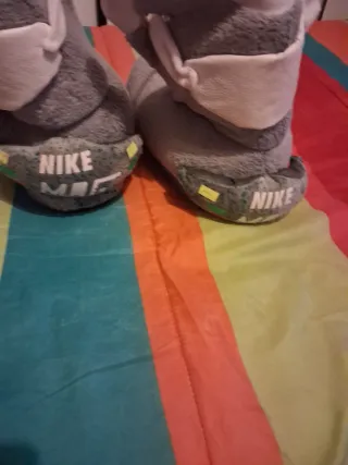 Zapatillas Nike grises y blancas