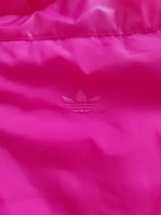 Plumífero Adidas rosa con capucha