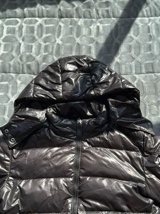 Cazadora negra con capucha