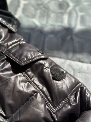 Cazadora negra con capucha