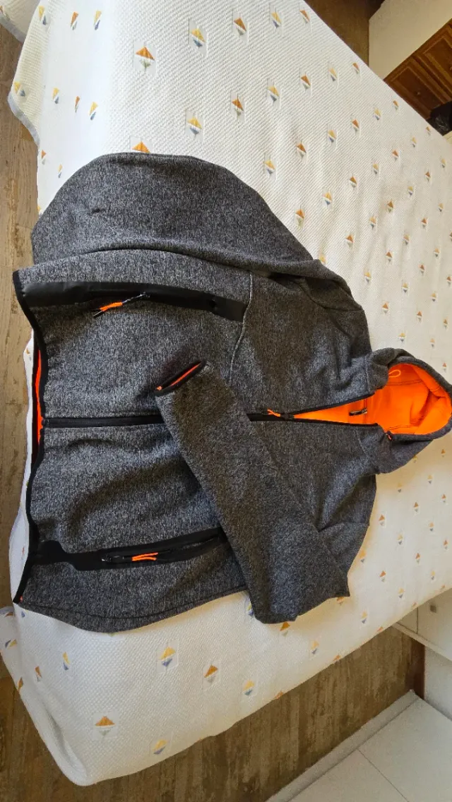 Sudadera gris con detalles naranja