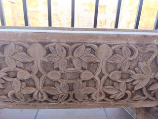 Jardinera antigua de piedra tallada