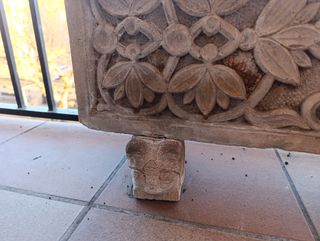 Jardinera antigua de piedra tallada