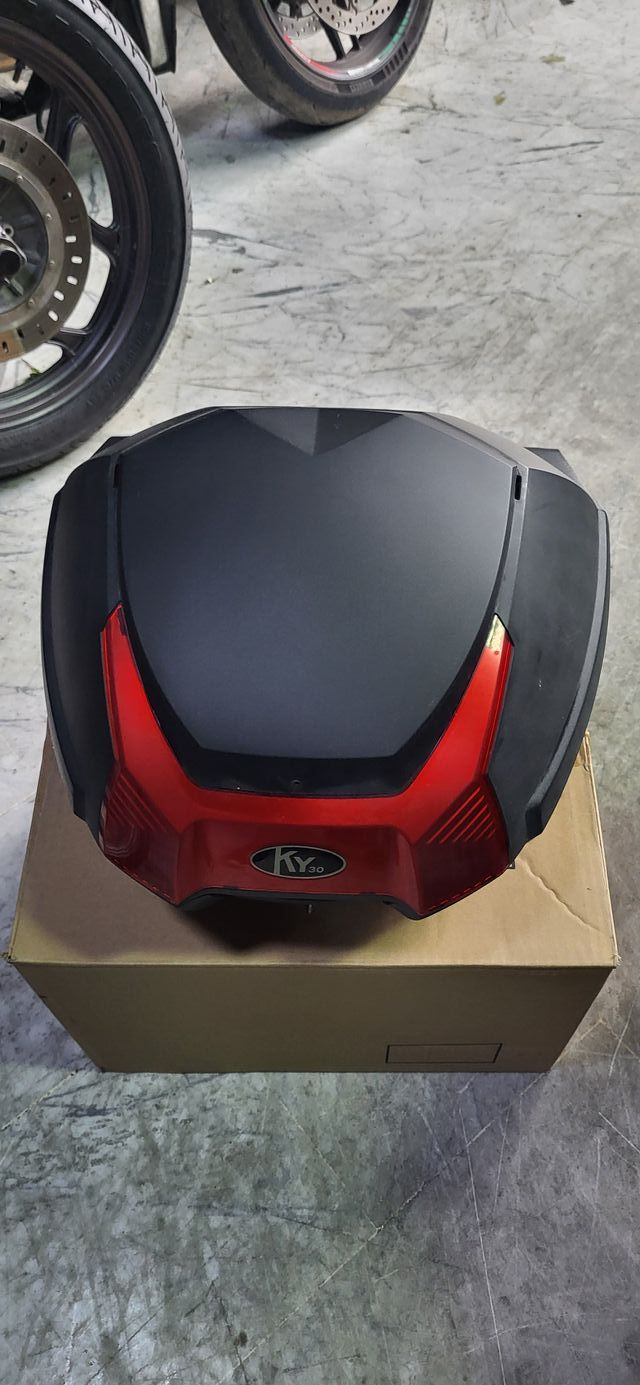 Baúl KY30 Negro y Rojo