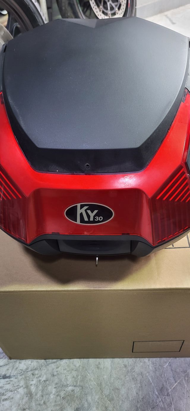 Baúl KY30 Negro y Rojo