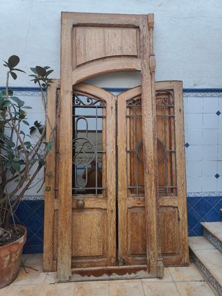 Puerta madera mobila vieja exterior
