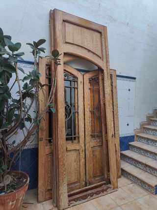 Puerta madera mobila vieja exterior