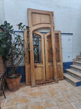 Puerta madera mobila vieja exterior