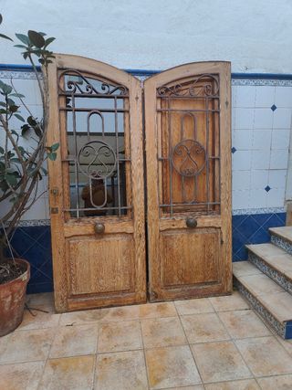 Puerta madera mobila vieja exterior