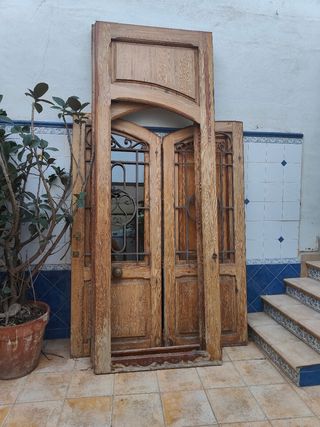 Puerta madera mobila vieja exterior