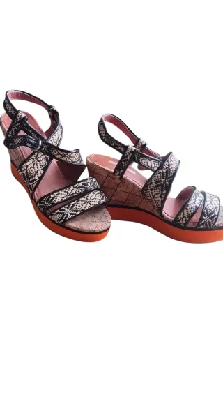 Sandalias Bimba y Lola Beige/Negro