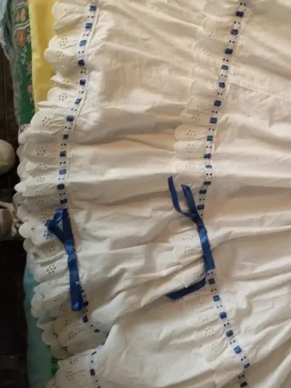 Enagua de niña blanca con detalles azules