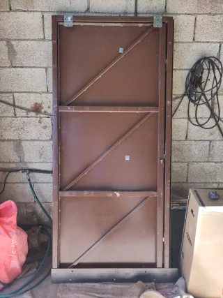 Puerta antiokupa metálica marrón