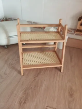 Estante de madera y ratán 2 niveles