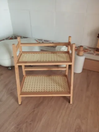 Estante de madera y ratán 2 niveles
