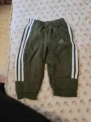 Pantalón Adidas verde de franela 6.9 meses