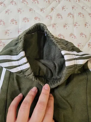 Pantalón Adidas verde de franela 6.9 meses