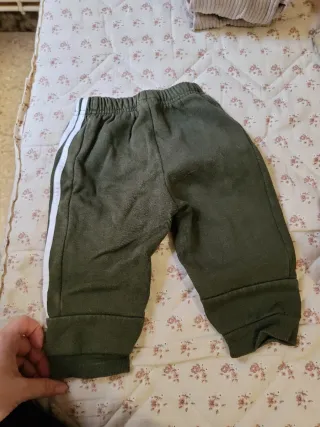 Pantalón Adidas verde de franela 6.9 meses