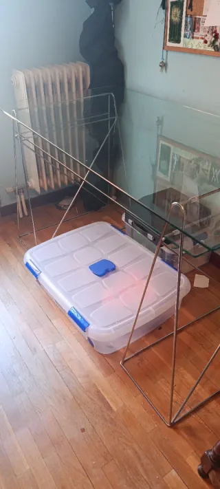 Mesa de escritorio de cristal y metal