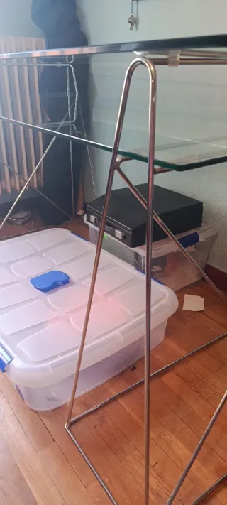 Mesa de escritorio de cristal y metal