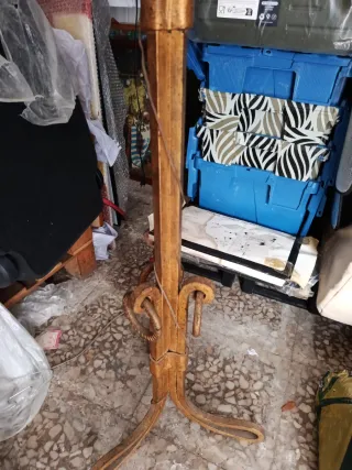 Candelabro antiguo de hierro dorado