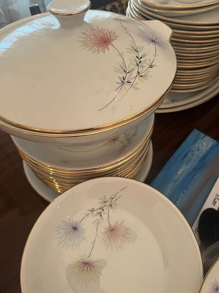 Antigua vajilla de porcelana