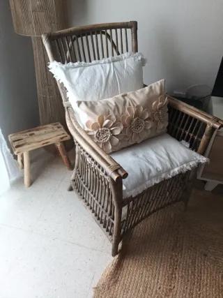Sillón de bambú con cojines