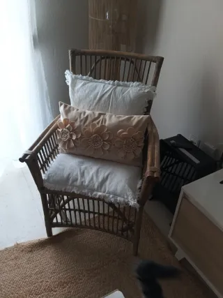 Sillón de bambú con cojines