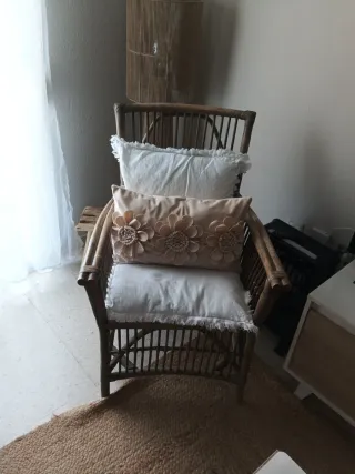 Sillón de bambú con cojines