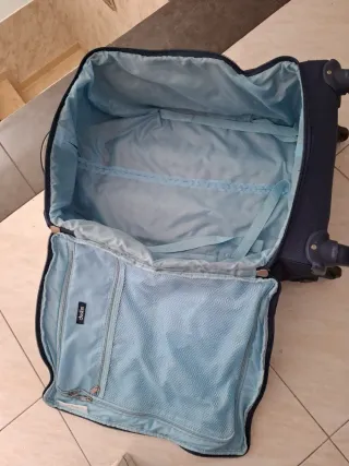 Maleta de viaje azul con ruedas