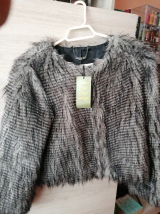 Chaqueta de pelo gris y negra