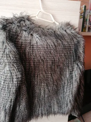 Chaqueta de pelo gris y negra