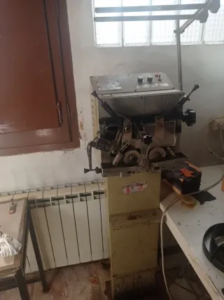 Máquina para pintar cantos de cinturones