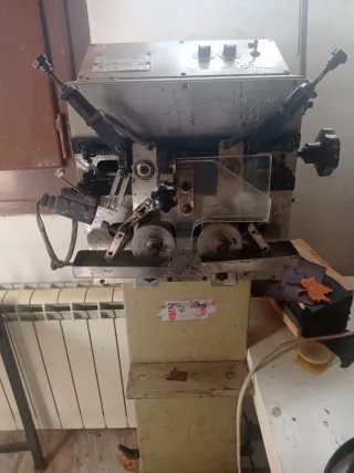 Máquina para pintar cantos de cinturones