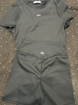 Conjunto Alo Yoga Top y Pantalón Negro