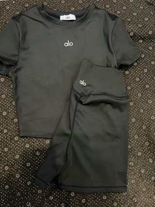 Conjunto Alo Yoga Top y Pantalón Negro