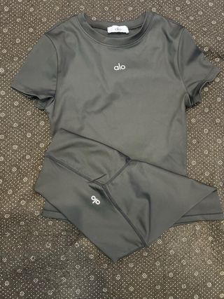 Conjunto Alo Yoga Top y Pantalón Negro