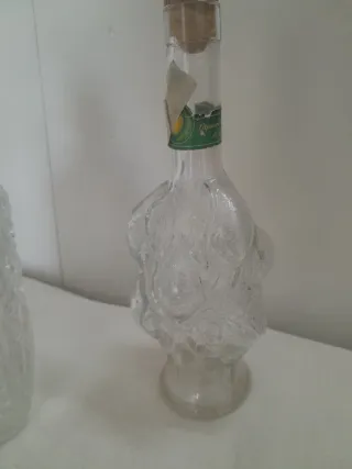 2 bottiglie vintage in rilievo