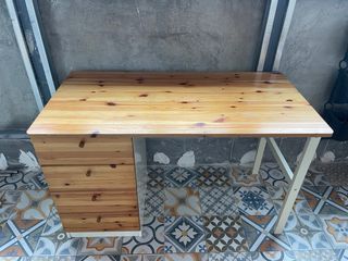 Tavolo da scrivania in legno con cassetti