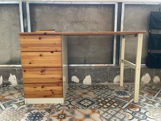 Tavolo da scrivania in legno con cassetti