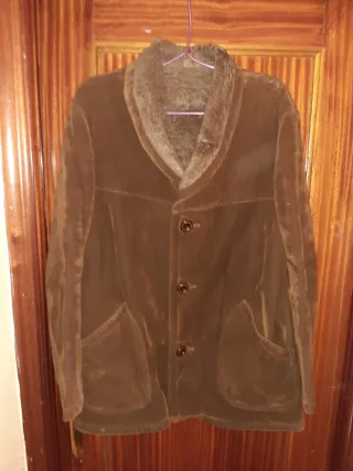 Chaquetónes marrónes con forro de pelo.