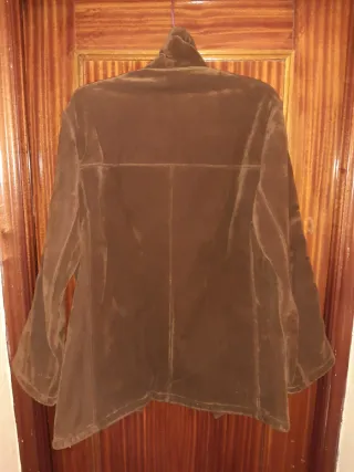 Chaquetónes marrónes con forro de pelo.