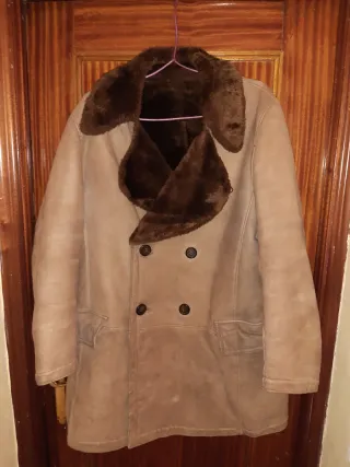 Chaquetónes marrónes con forro de pelo.